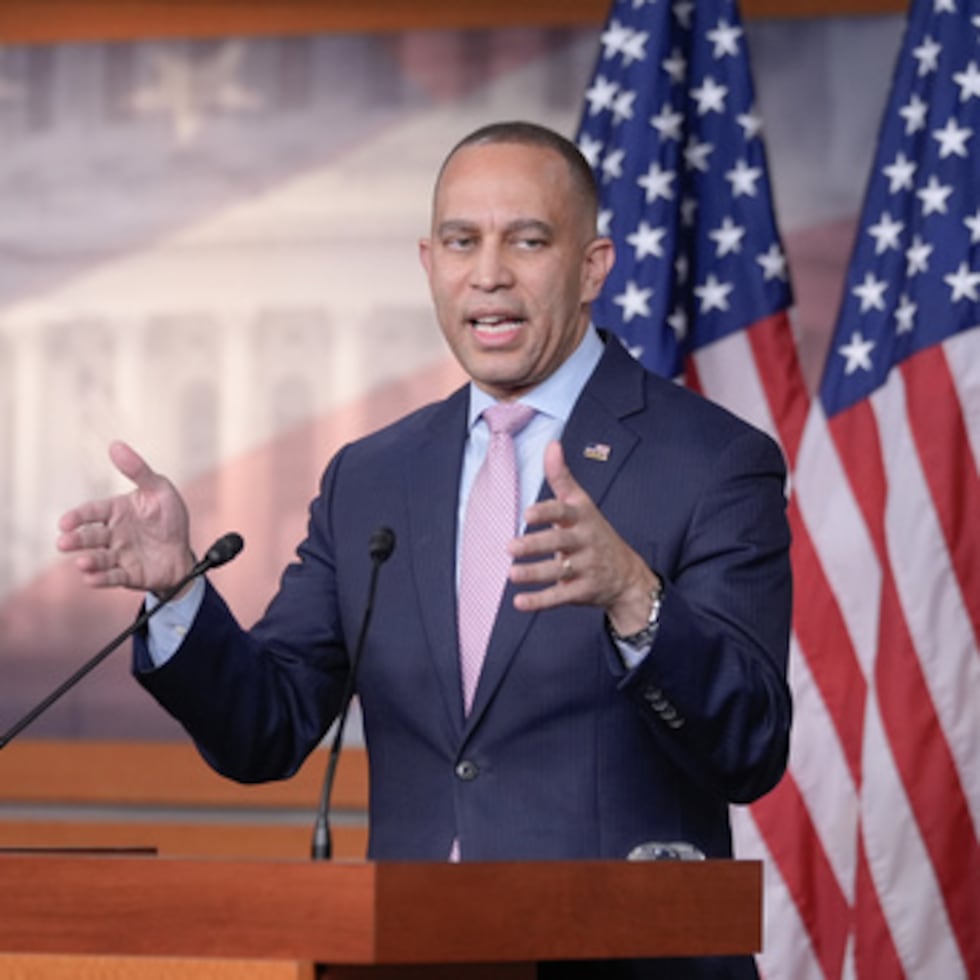 El líder de la minoría en la Cámara de Representantes, el demócrata Hakeem Jeffries, habla durante una rueda de prensa en el Capitolio, el lunes, 5 de enero de 2026, en Washington. (AP Photo/Mariam Zuhaib)