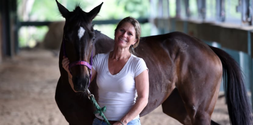 Kelley Amanda Stobie posa aquí junto a Fenway Slugger, uno de los ejemplares abandonados a su suerte en las cuadras de Camarero tras el paso del huracán maría. (andre.kang@gfrmedia.com)
