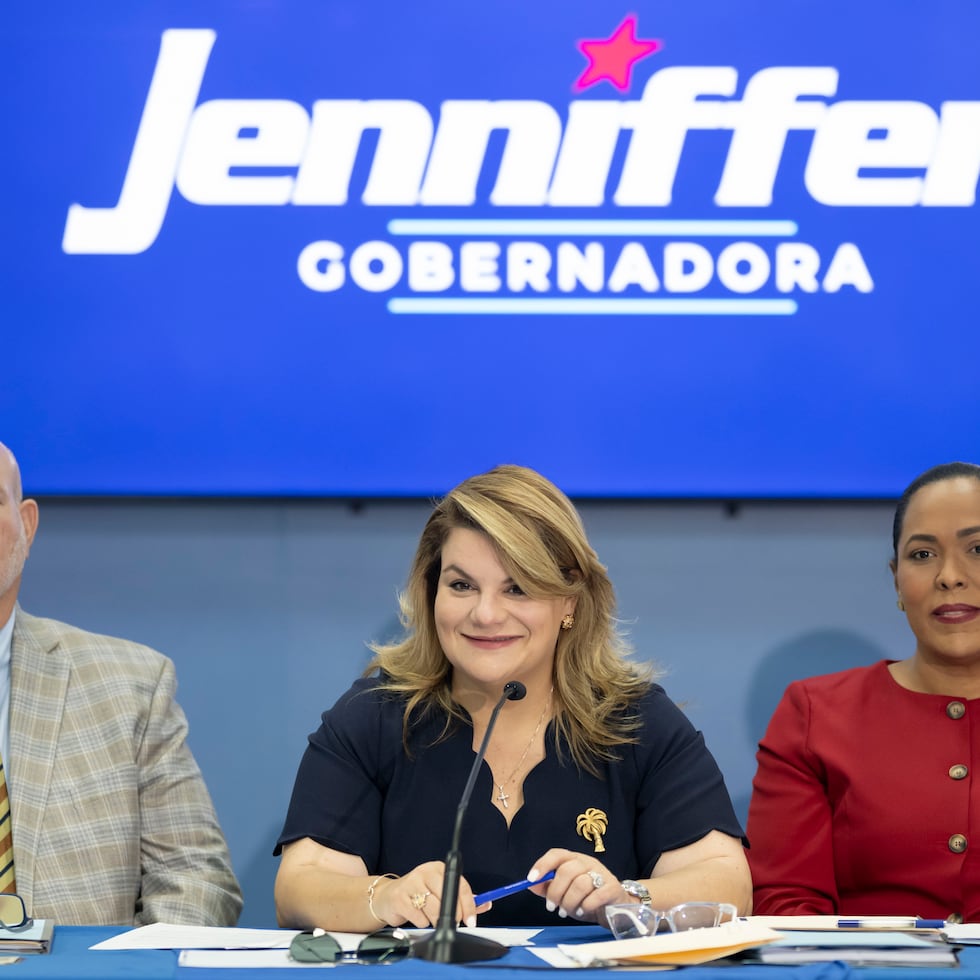 La gobernadora y presidenta del PNP, Jenniffer González, en la última reunión del Directorio, en agosto, junto a los vicepresidentes del partido Carlos "Johnny" Méndez y Rosachely Rivera.