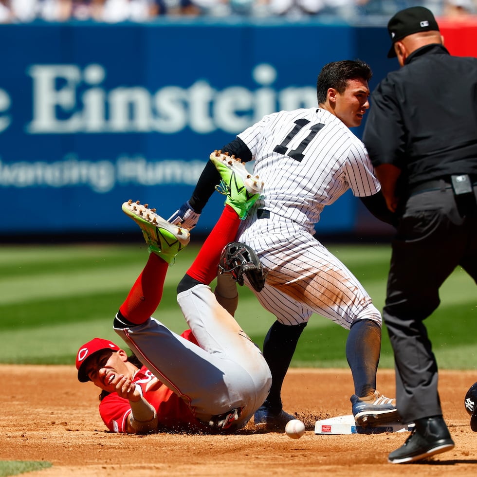 El puertorriqueño Edwin Arroyo, de los Reds de Cincinnati, cae al suelo luego de que el corredor de los Yankees, Anthony Volpe, se robara la segunda base.