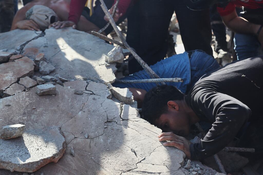 Imagen de la cobertura de: Rescatan con vida a una madre y su bebé tras terremoto en Colombia