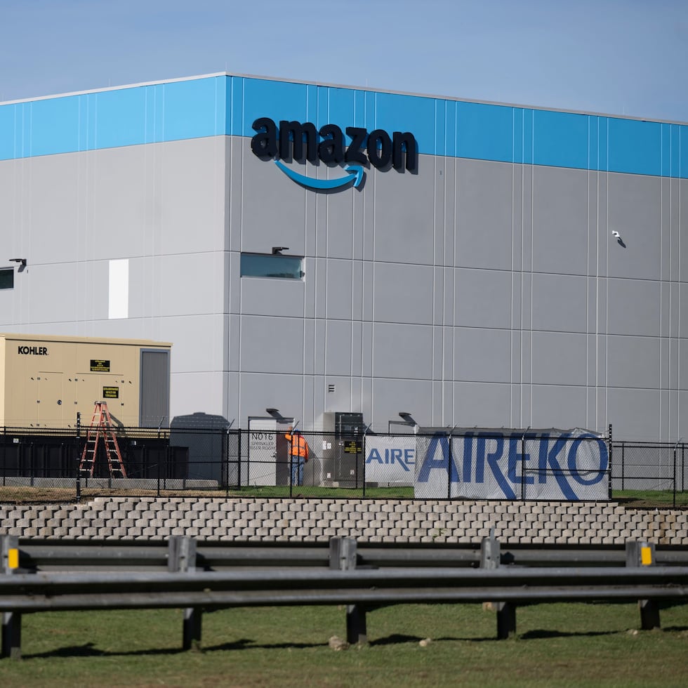 La entrada en funciones del centro de distribución de Amazon debe provocar una profunda reflexión de parte del gobierno y del propio sector privado a preparar estrategias para asegurar que este proyecto cree unas ventajas competitivas a favor del gigante tecnológico que acabe afectando la estabilidad y supervivencia de los comerciantes puertorriqueños, señaló Vélez.