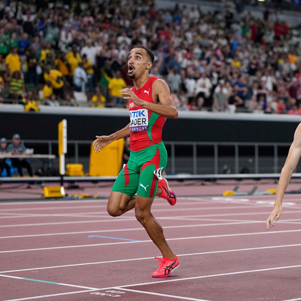 El portugués Isaac Nader reacciona tras cruzar la meta para ganar los 1.500 metros en el Mundial de Atletismo.