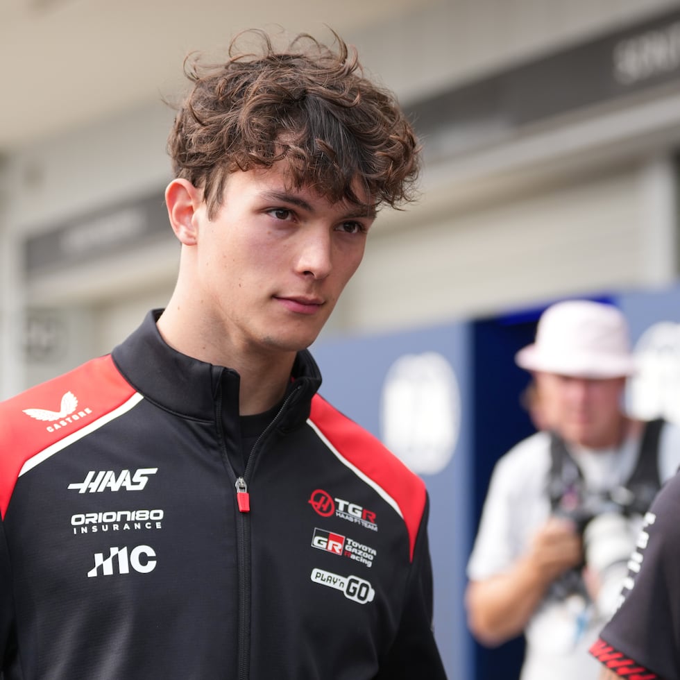 El piloto británico Oliver Bearman, de la escudería Haas, camina en los pits tras su choque en el Gran Premio de Japón el domingo.