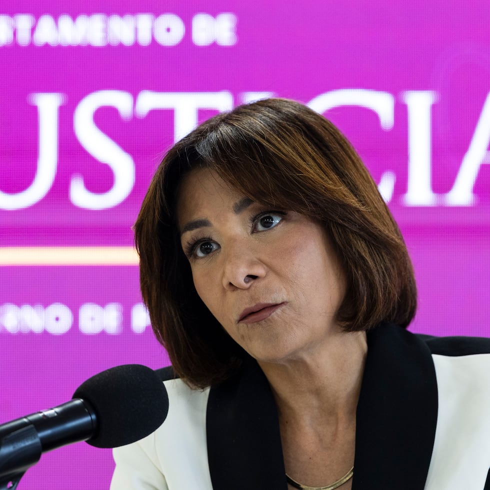 La secretaria de Justicia, Lourdes Gómez, indicó que las denuncias contenidas en sendas declaraciones juradas, acompañadas con un expediente extenso de evidencia, incluyen alegaciones de posibles delitos contra la función pública.