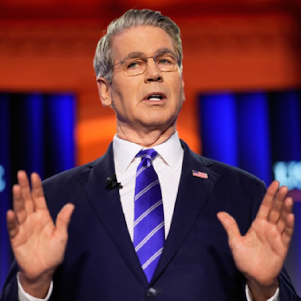 Al anunciar las sanciones, el Secretario del Tesoro, Scott Bessent, afirmó que “toda la cadena de suministro del narcotráfico -desde los facilitadores del transporte hasta los blanqueadores de dinero- es responsable de las adicciones y muertes de estadounidenses”.