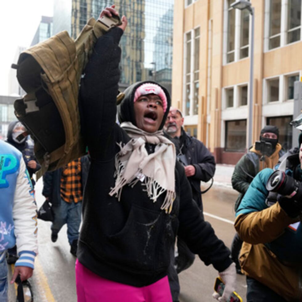 Un manifestante a favor de la inmigración levanta el chaleco de Jake Lang tras un altercado en la Marcha contra el Fraude en Minnesota cerca del ayuntamiento de la ciudad de Minneapolis, el sábado 17 de enero, en Minneapolis.