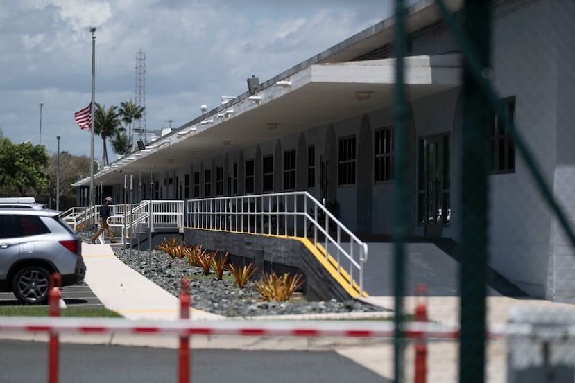 Ambiente a las afueras del centro de retención temporero de ICE. Esa es la recta que deben caminar hasta la entrada de la oficina de ICE para ver a sus seres queridos.