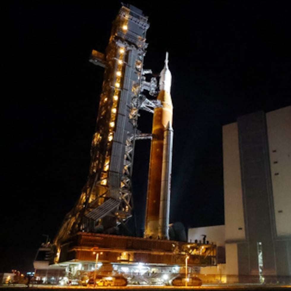 El cohete Artemis II de la NASA con la nave espacial Orión a bordo sale del Edificio de Ensamblaje de Vehículos moviéndose lentamente hacia la plataforma 39B en el Centro Espacial Kennedy.