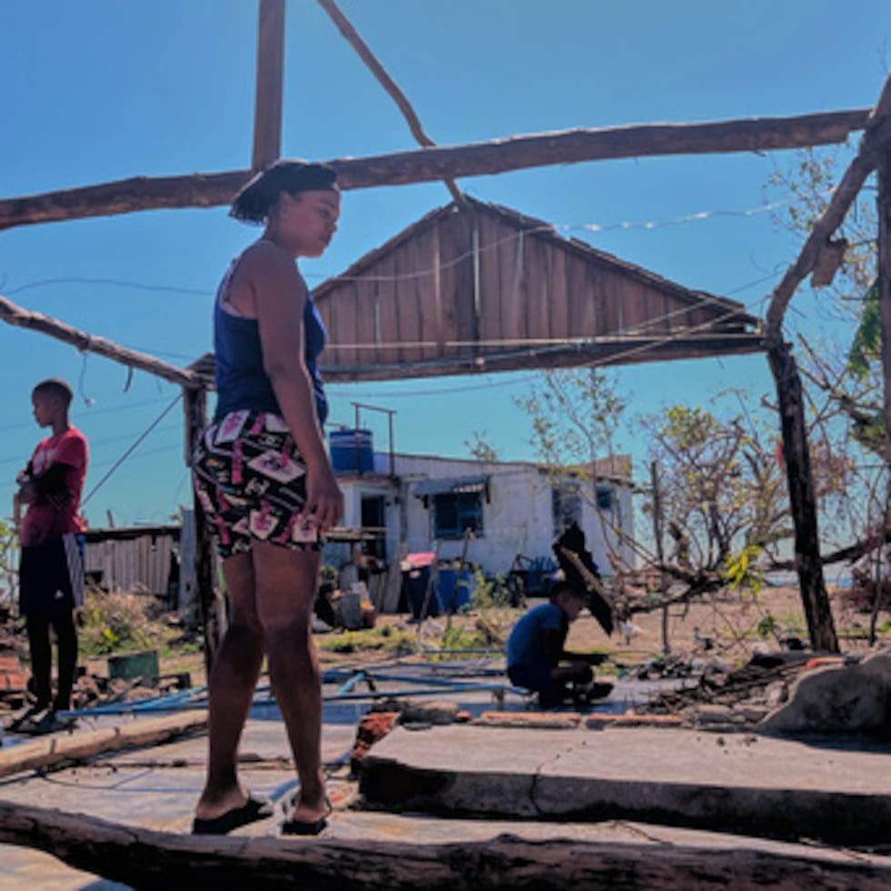 Elizandra Sorrilla posa para una foto en las ruinas de su casa, destruida por el huracán Melissa, en El Aserradero, Cuba.