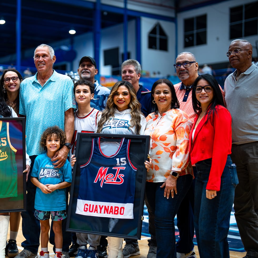 Mario "Quijote" Morales recibe un homenaje en Gurabo junto a su familia.