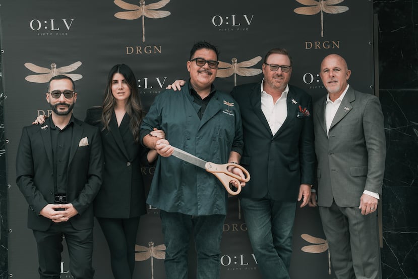 Desde la izquierda: Josué Colón; Loisse Herger; chef Roberto Treviño; Robert Weakley; y Abelardo Ruiz, durante el corte de cinta del restaurante DRGN.