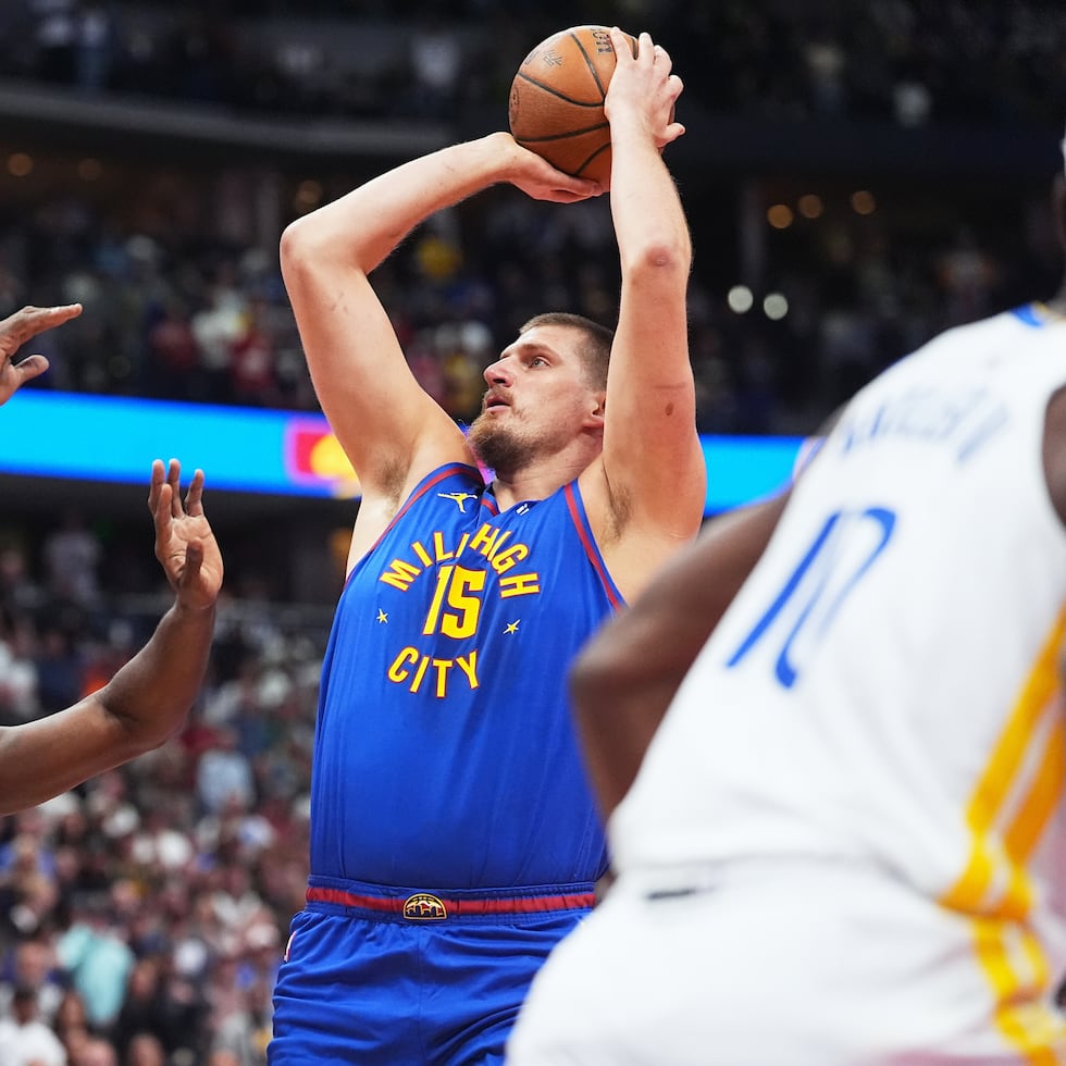 El serbio Nikola Jokic, de los Nuggets de Denver, busca disparar frente a Draymond Green, de los Warriors de Golden State.