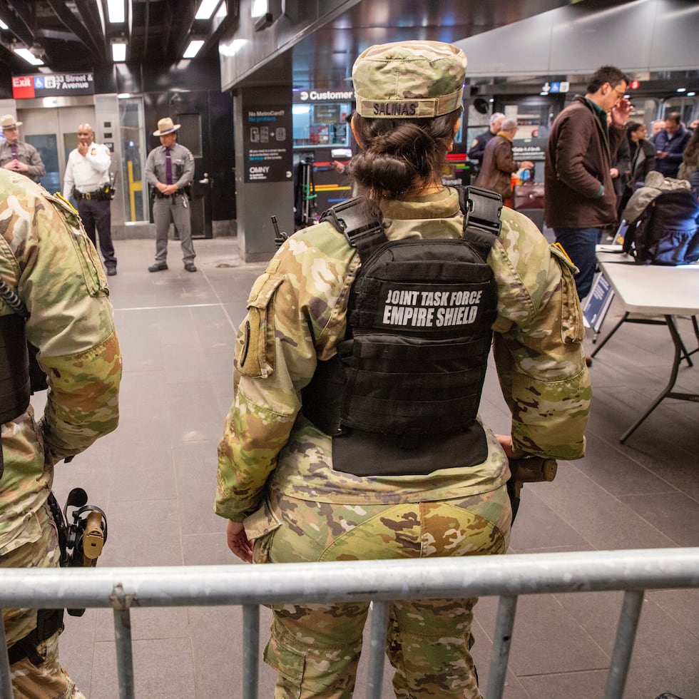 Miembros de las fuerzas armadas, incluida la Guardia Nacional, patrullan el sistema del metro en la Estación Penn, el jueves 7 de marzo de 2024, en la ciudad de Nueva York.