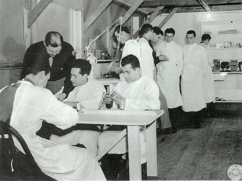 El capitán Charles W. Felt (con túnica negra al fondo) entrenando a miembros del Cuerpo Dental del Ejército de los Estados Unidos en el 186.º Hospital General de Fairford, Reino Unido.