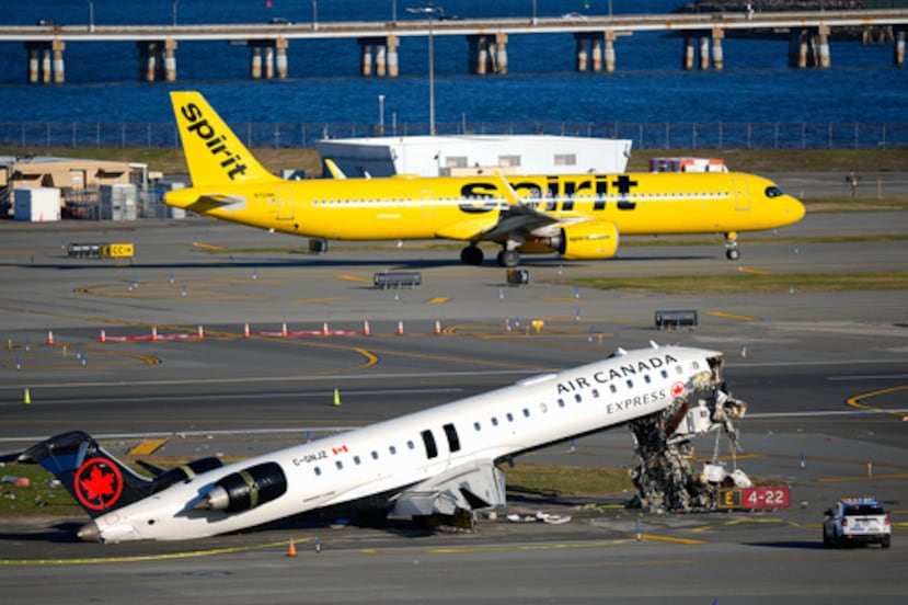 Un avión de Spirit Airlines pasa junto a un avión de Air Canada Express en la pista, el martes 24 de marzo de 2026, donde chocó con un camión de bomberos de la Autoridad Portuaria el domingo por la noche en el aeropuerto LaGuardia de Nueva York. (AP Photo/Yuki Iwamura)