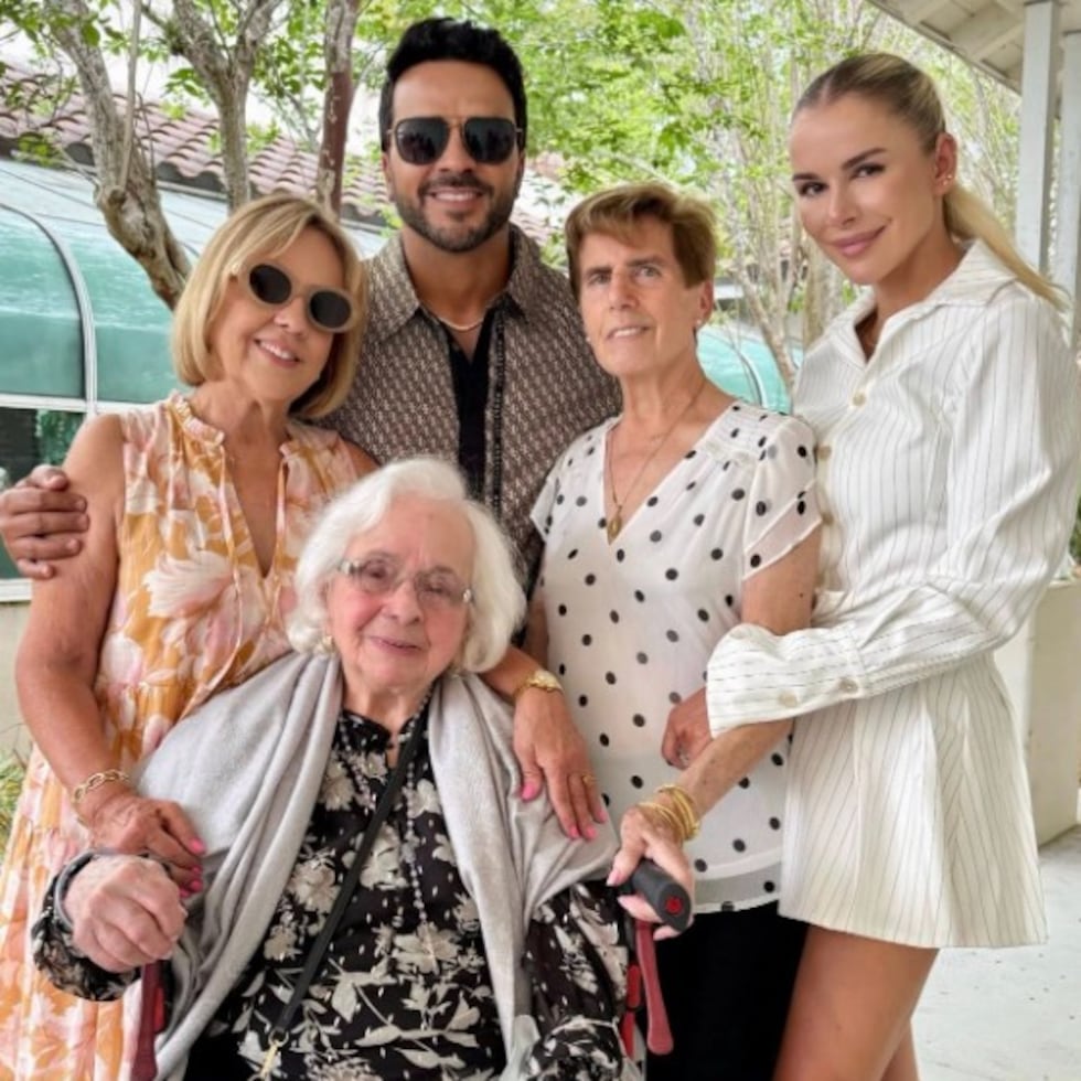 Luis Fonsi junto a su esposa, madre y abuela.