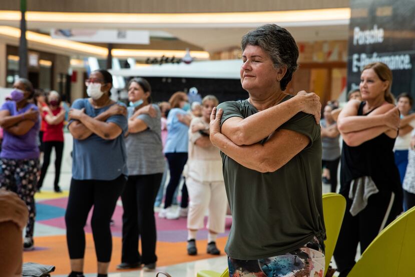 Clase de zumba del Club Edad Dorada de The Mall of San Juan, en el atrio central del centro comercial.