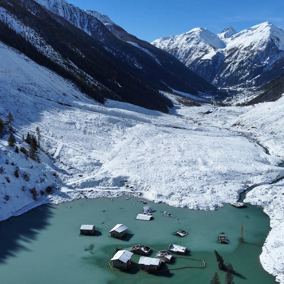 Una vista aérea de Blatten, en los Alpes de Suiza, cinco meses después de un deslizamiento que destruyó el pueblo, el martes 28 de octubre de 2025.