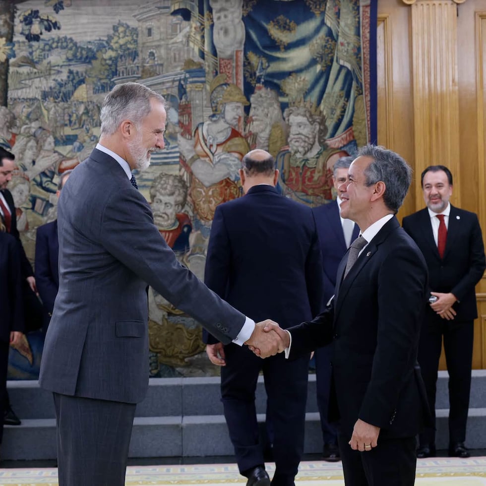 El alcalde de San Juan Miguel Romero saluda al rey de España, Felipe VI.