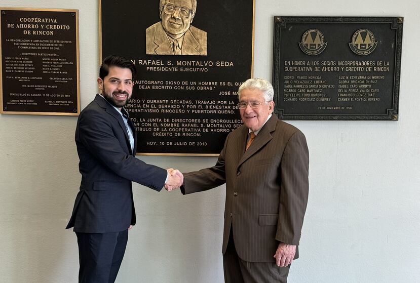 Legado transformador: El presidente ejecutivo de Coop Rincón, Claudio Moreno Perea, junto a Rafael Montalvo Seda, exdirector ejecutivo, quien se destacó como pilar fundamental de la expansión y el crecimiento de la cooperativa.