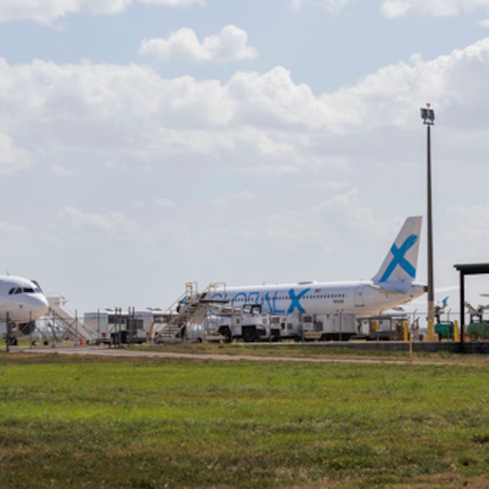 Aviones utilizados para vuelos de deportación estacionados en el Aeropuerto Internacional de Valley,en Harlingen, Texas.