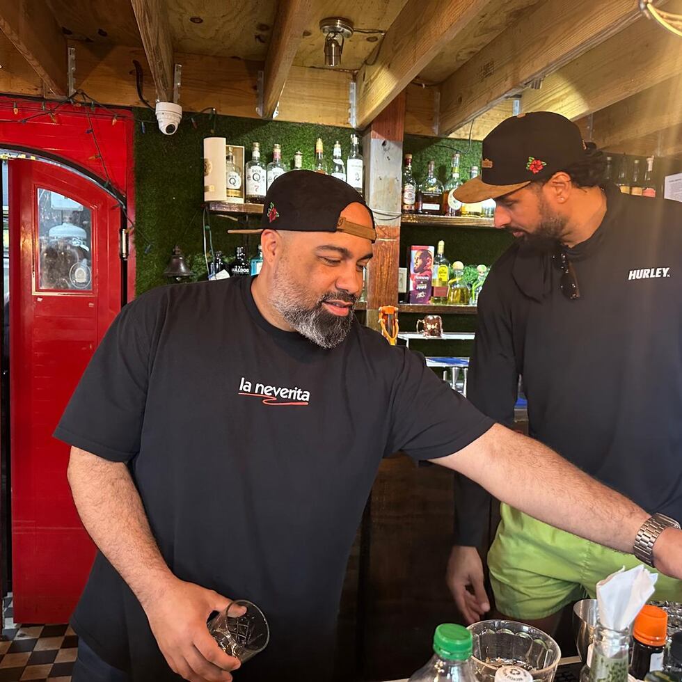 Santos Guilloty Ortiz and Elvin Hernández Hernández insisted that changing the closing hours would affect many nighttime businesses in Mayagüez.