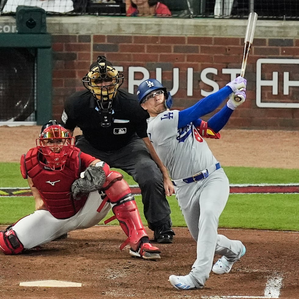 El infielder de los Dodgers de Los Ángeles, Kike Hernández, completa su swing tras conectar la pelota para un cuadrangular de dos carreras.