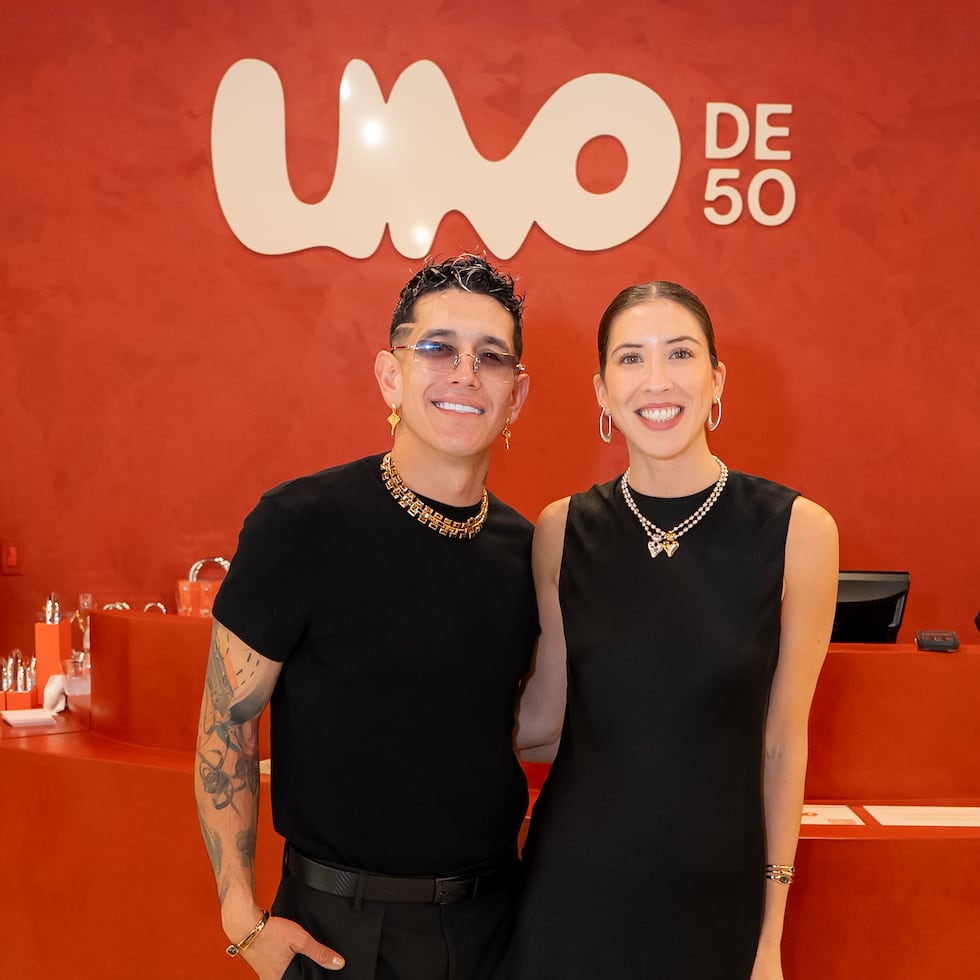 El cantante de música urbana Lenny Távarez junto a Chea Alamillo Madrid, gerente global de Relaciones Públicas para la marca Uno de 50.