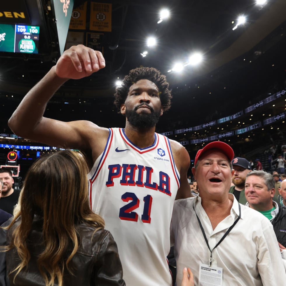 Joel Embiid celebra con su equipo la victoria en el Juego 7 de la primera ronda ante los Celtics de Boston.