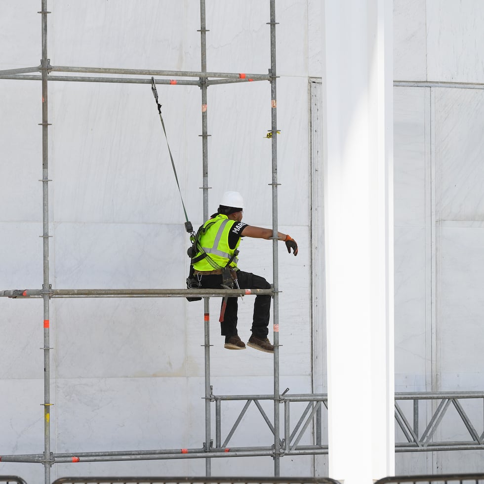 Un trabajador se sienta en un andamio en el John F. Kennedy Center for the Performing Arts en Washington.