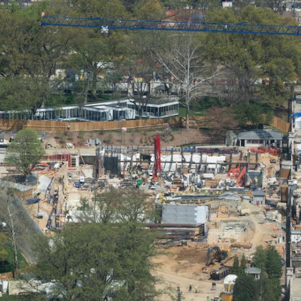 Continúan las obras de construcción del salón de baile de la Casa Blanca en Washington, el miércoles 1 de abril de 2026. (AP Photo/Allison Robbert)