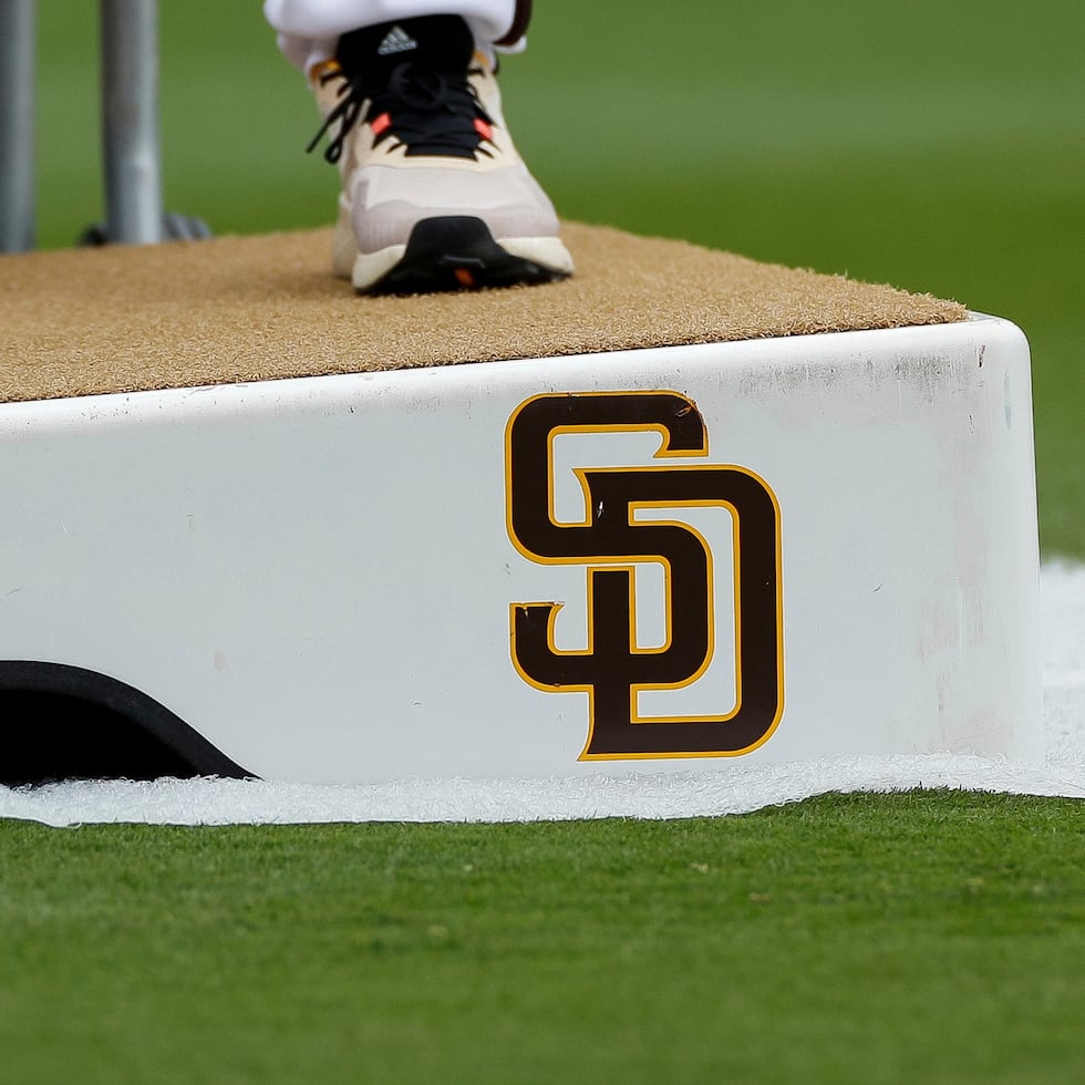 Vista del logo de los Padres de San Diego en el montículo durante una práctica antes de un juego ante los Red Sox de Boston.
