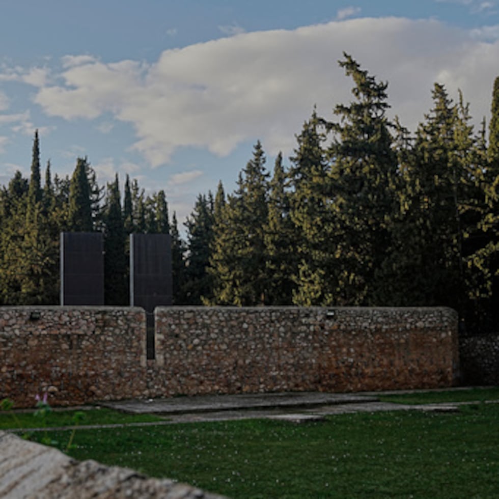 El muro de ejecución en el campo de tiro de Kaisariani, en el suburbio de Kaisariani en Atenas, el lunes 16 de febrero de 2026, donde 200 presos políticos comunistas griegos fueron ejecutados por las fuerzas nazis el 1 de mayo de 1944. (Foto AP/Petros Giannakouris)