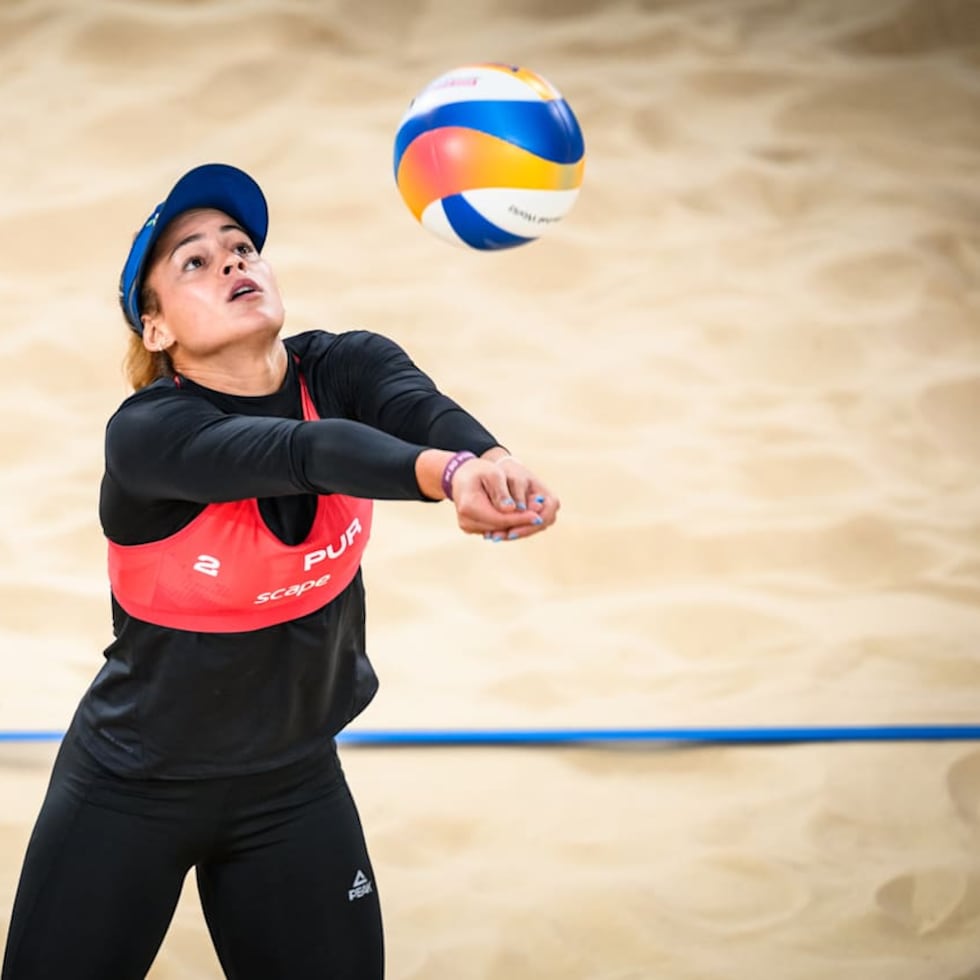 Allanis Navas levanta un balón durante la victoria sobre Argentina.