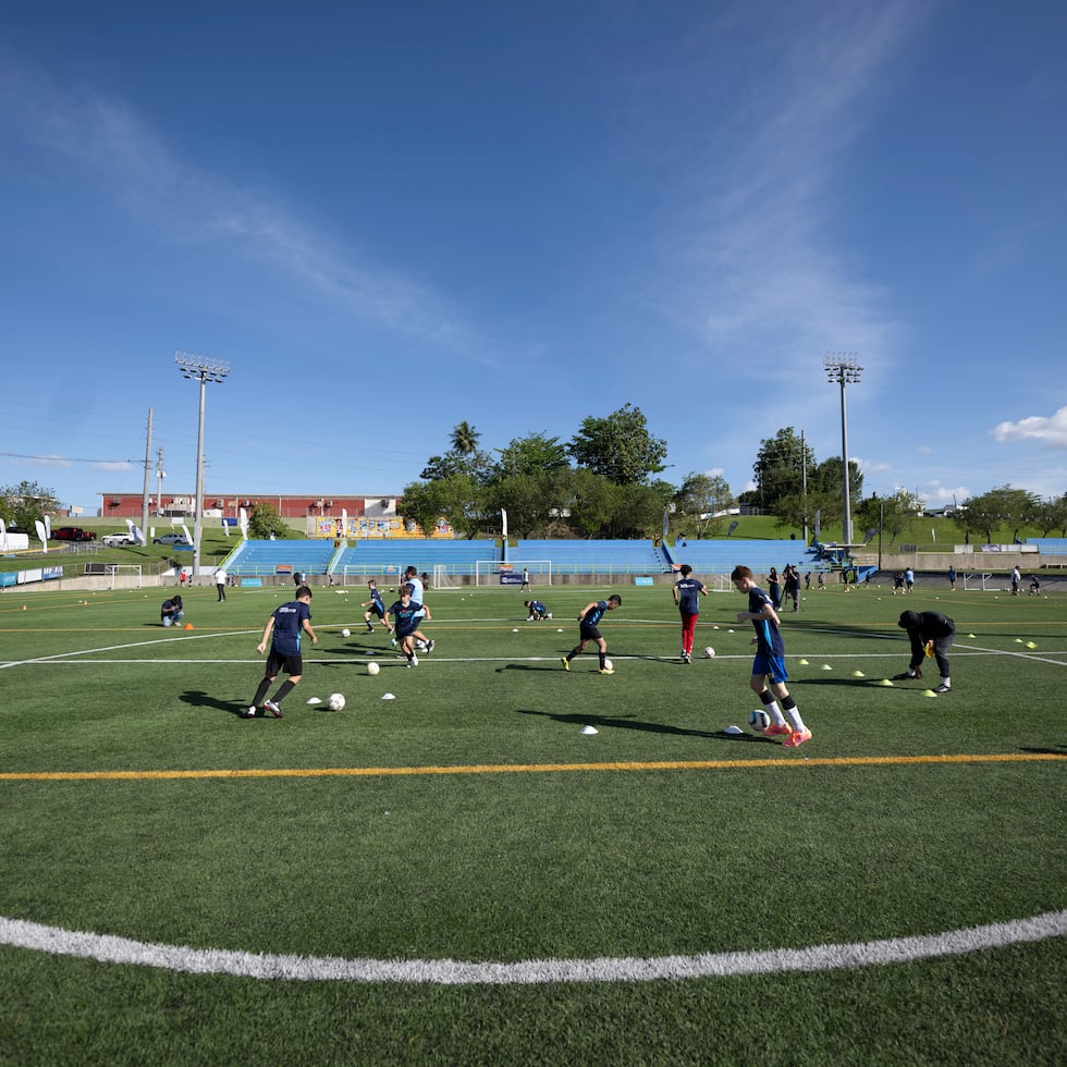 Participantes durante una jornada de entrenamiento junto a representantes del club estadounidense.