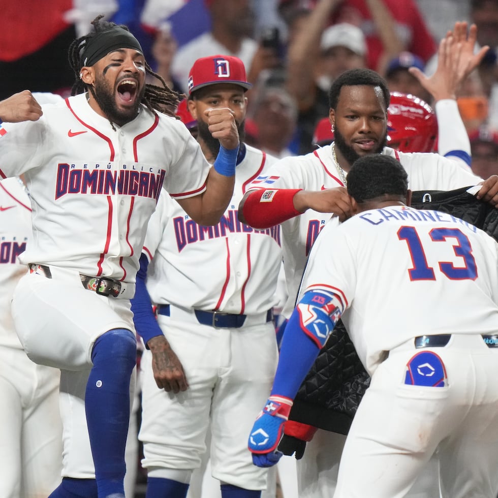 Jugadores de Dominicana festejan el cuadrangular de Junior Caminero ante Nicaragua.