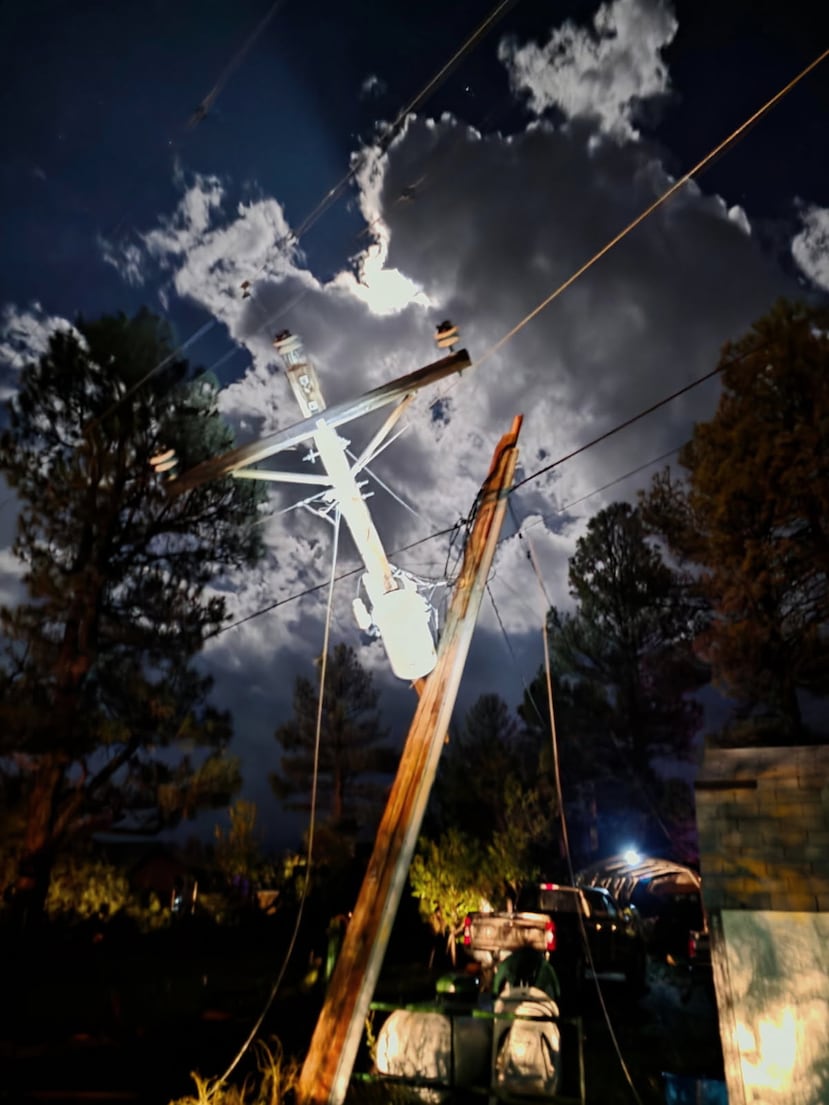 Esta imagen, tomada con un teléfono inteligente y cedida por Gwendelyn Irey, muestra un rayo en Chandler, Arizona, el martes 20 de octubre de 2026.