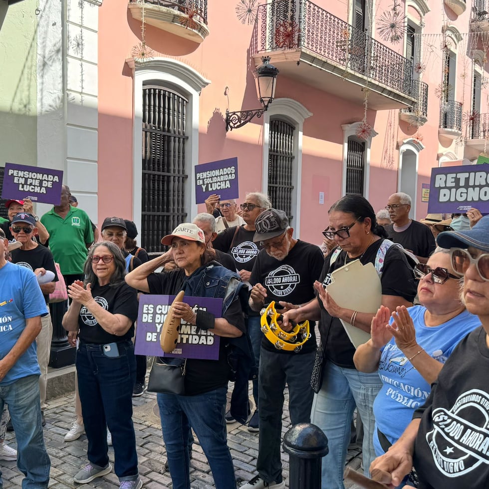 Pensionados del gobierno llegaron este miércoles hasta La Fortaleza para reiterar su reclamo por un alivio económico de $1,000.