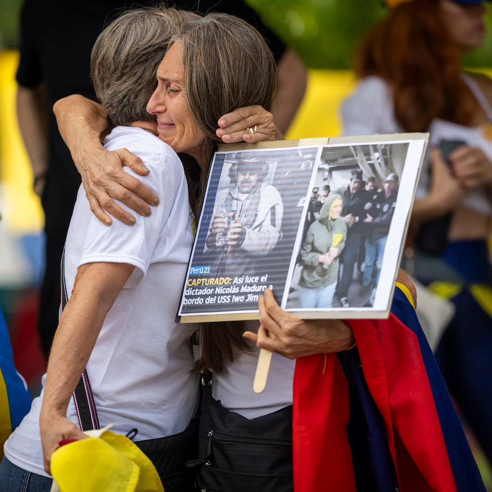 Some of the Venezuelan residents in Puerto Rico who participated in the activity, in the Simón Bolívar square in Santurce, share their emotions about the fall of Nicolás Maduro.