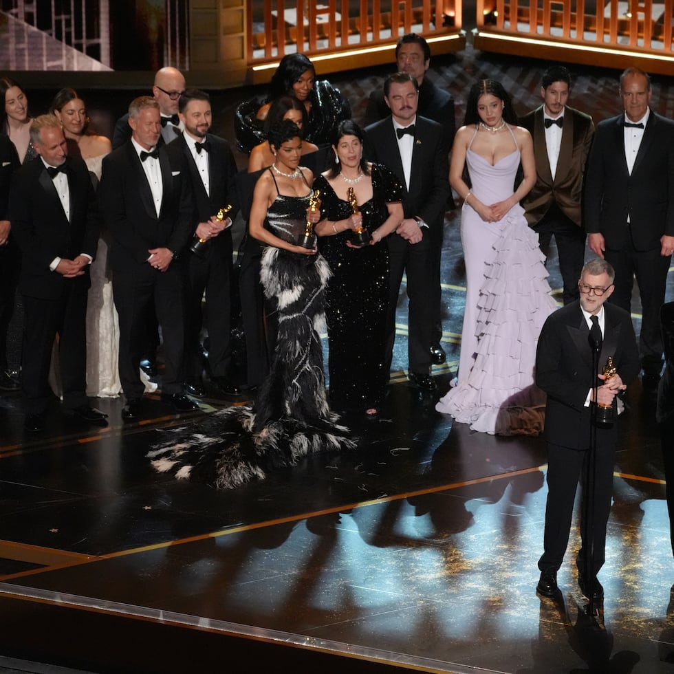 Paul Thomas Anderson, Sara Murphy, y el equipo de "One Battle After Another" recogen el premio a la mejor película durante la ceremonia de los Oscar celebrada el domingo 15 de marzo de 2026 en el Dolby Theatre de Los Ángeles.