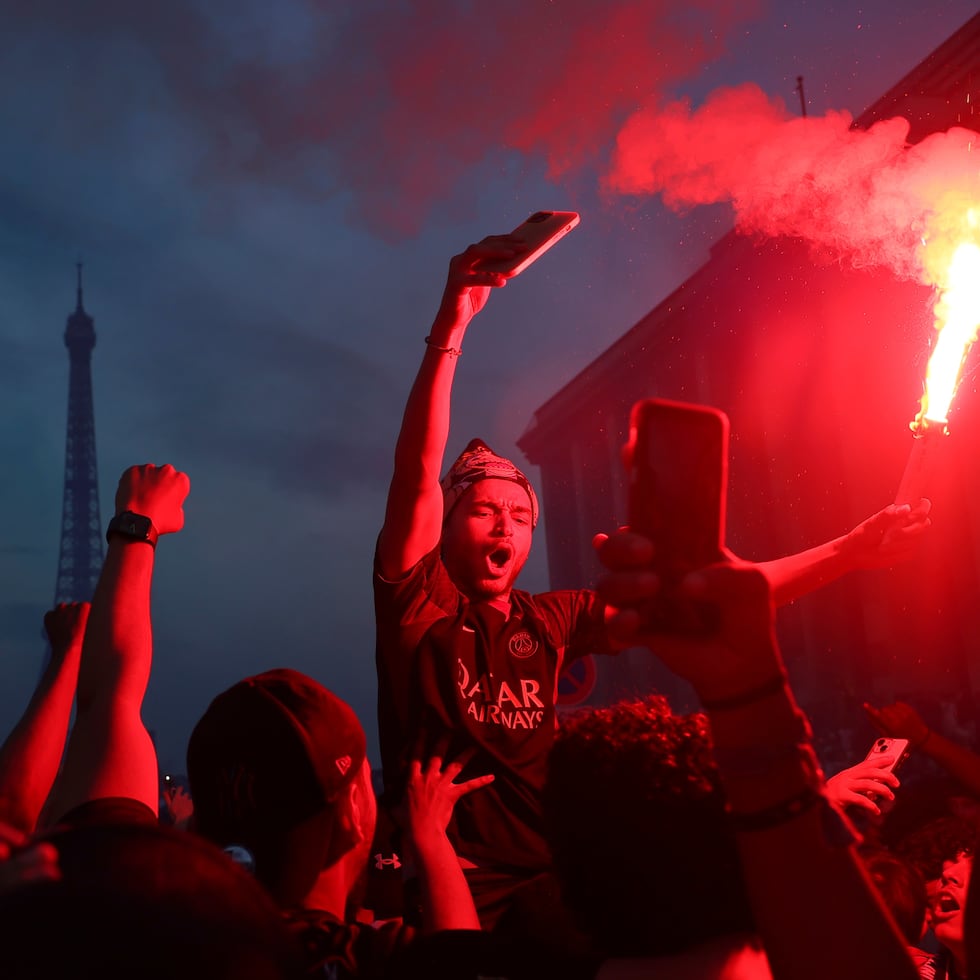 A pesar del enorme dispositivo policial que contó con el despliegue de 22,000 agentes, los disturbios volvieron a golpear, especialmente a la capital francesa, donde en zonas como los Campos Elíseos hubo hasta 20,000 personas siguiendo la final