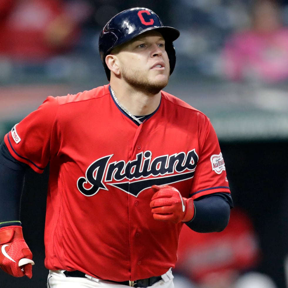 Roberto Pérez jugó en la Serie Mundial de 2016 con Cleveland, y luego ganó dos Guantes de Oro en 2019 y 2020.