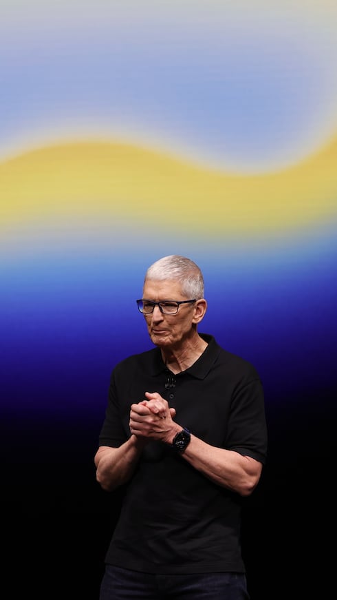 Cook asumió el cargo de principal oficial ejecutivo (CEO) en 2011, tras la muerte de Steve Jobs, icónico cofundador de Apple junto con Steve Wozniak y Ronald Wayne.