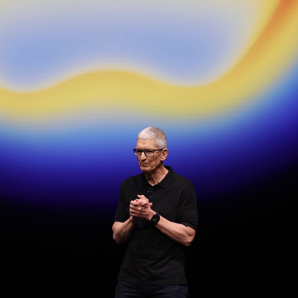 Cook asumió el cargo de principal oficial ejecutivo (CEO) en 2011, tras la muerte de Steve Jobs, icónico cofundador de Apple junto con Steve Wozniak y Ronald Wayne.