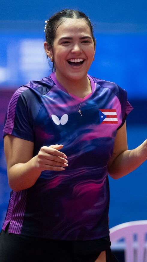 Adriana sonríe a la conclusión del partido en dobles femenino.