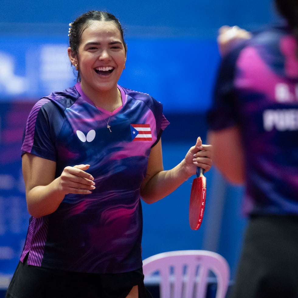 Adriana sonríe a la conclusión del partido en dobles femenino.