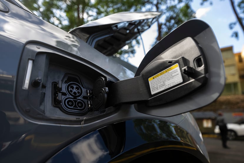 La decisión de Trump va más allá de detener las asignaciones de los fondos relacionados con programas de vehículos eléctricos.