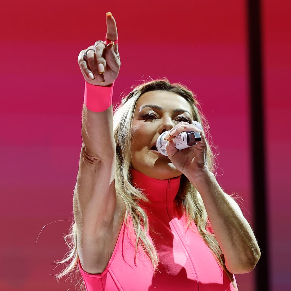 La cantante Amaia Montero durante el concierto que la banda La Oreja de Van Gogh ofrece este sábado en Barakaldo. EFE/ Miguel Toña