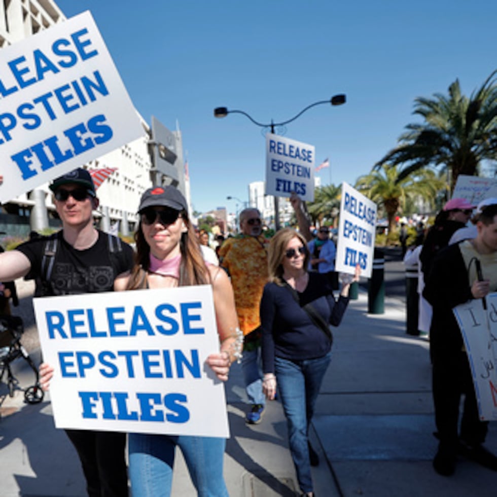 Manifestantes sostienen carteles pidiendo la publicación de los archivos de Epstein durante una protesta “No Kings” en el centro de Las Vegas el sábado 18 de octubre de 2025. (Steve Marcus /Las Vegas Sun via AP)